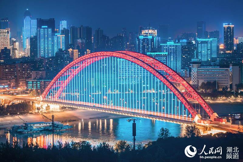 震撼！LED幕墻燈光技術(shù)助力70周年大型燈光秀，告白祖國！
